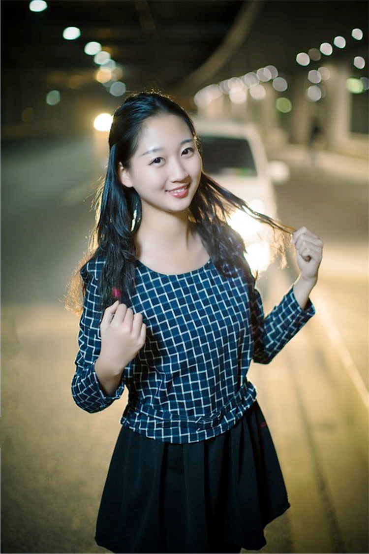 人像摄影(夜晚路边留影的开心美女)
