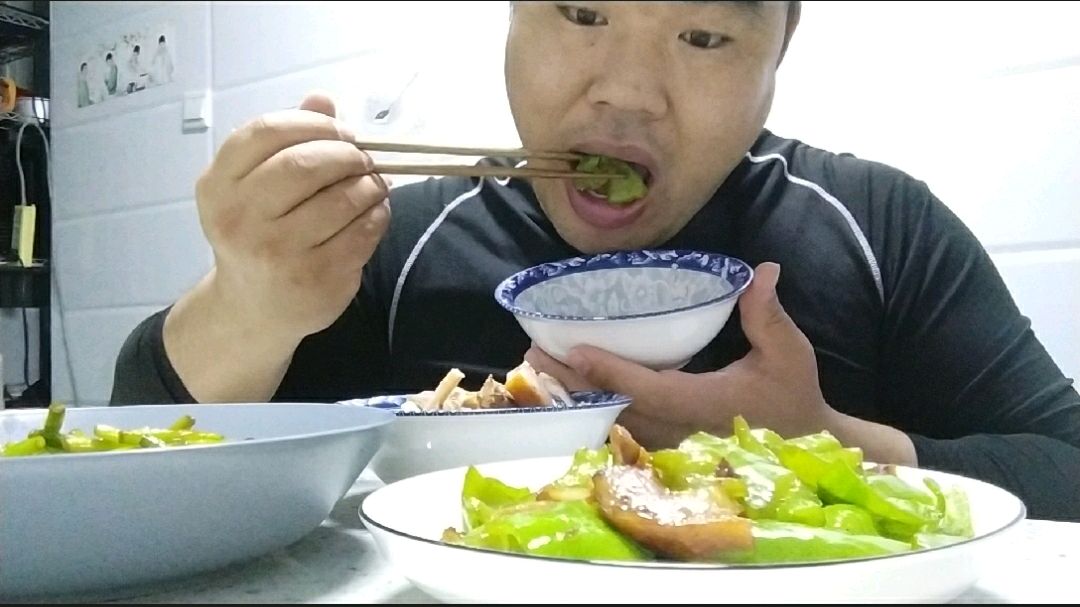 买一斤猪头肉和蒜薹辣椒一起炒,喷香,辣的过瘾