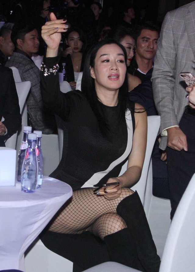 黄奕宁静狂补妆,陈乔恩脱衣秀丰胸 钟丽缇黑丝坐姿豪放隐现翘臀与人热