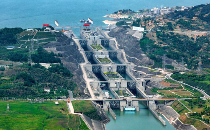 黄河上游第一座大型梯级电站,全长1226米,称黄河"龙头"电站