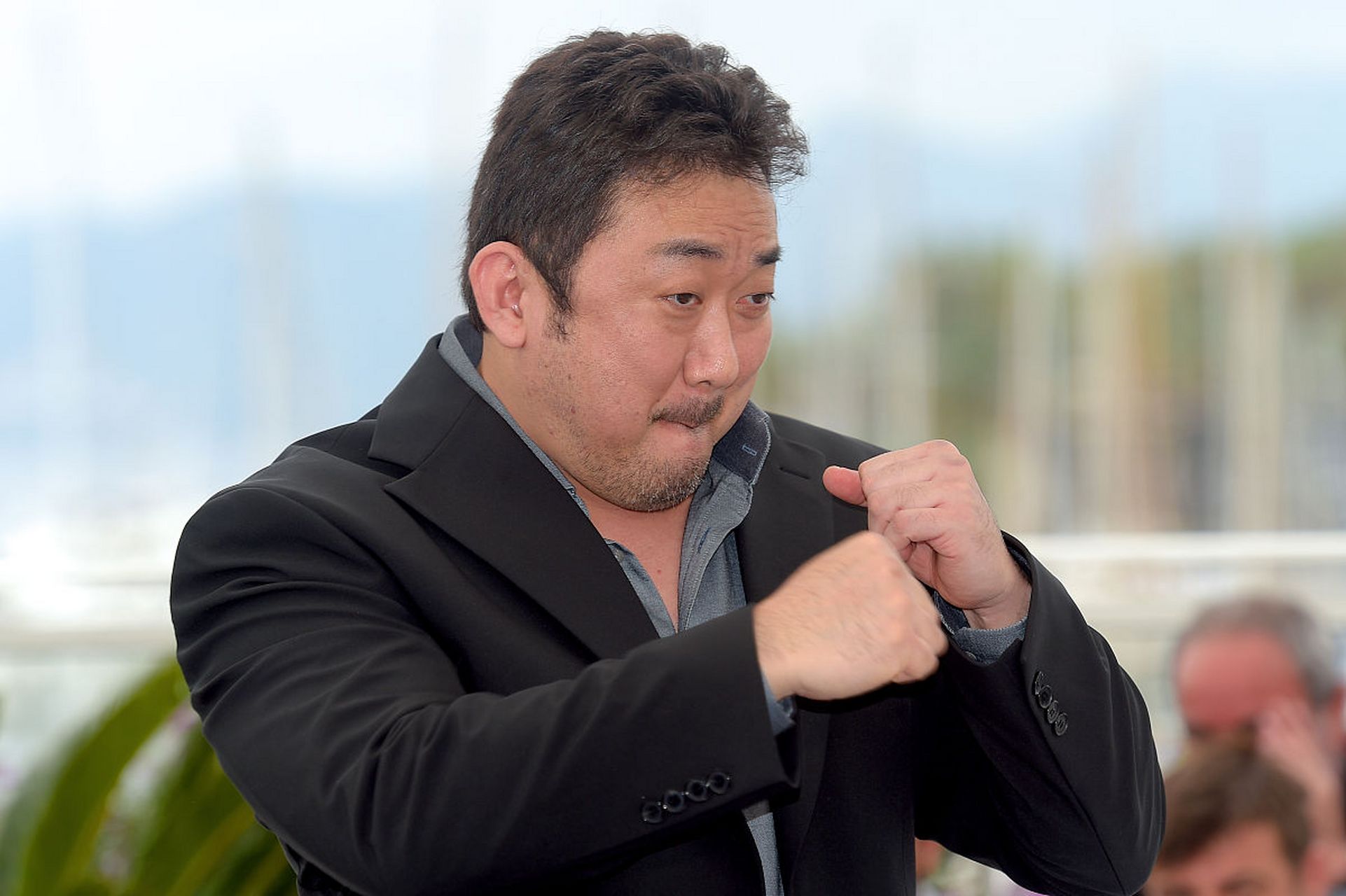 马东锡是一位备受喜爱的韩国影视演员,他以其独特的表演风格和深邃的