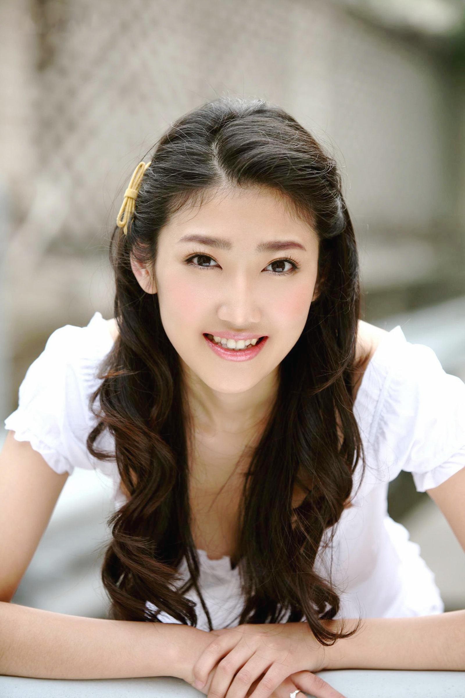 一个那年轻美丽笑容可爱的开心女孩