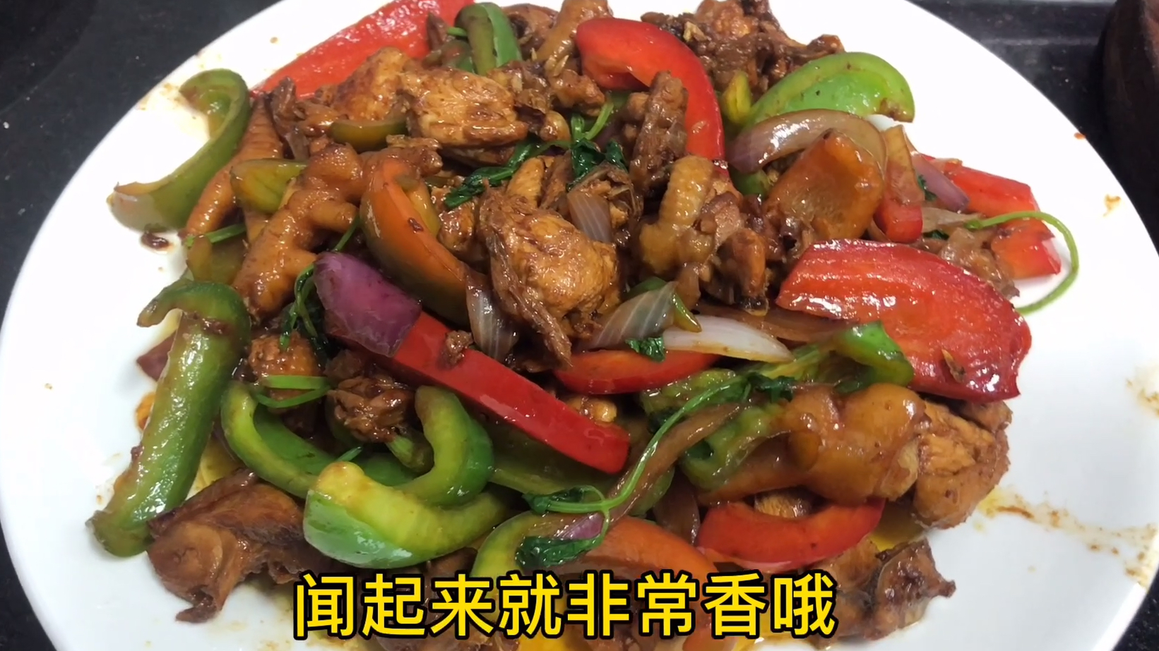 广东妹子做的奇味鸡煲,真是色香味俱全,看视频就觉得很好吃