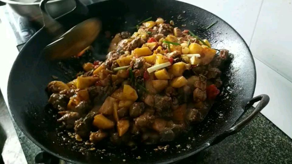 是时候展现真正的厨艺了,土豆烧鸡