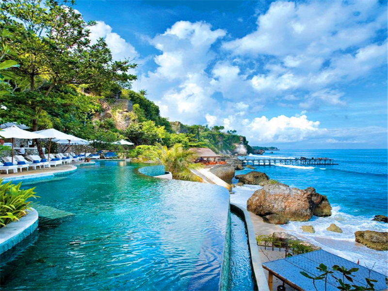 巴厘岛的沙滩,风景美,水蓝云白,春夏秋冬游玩的好去处