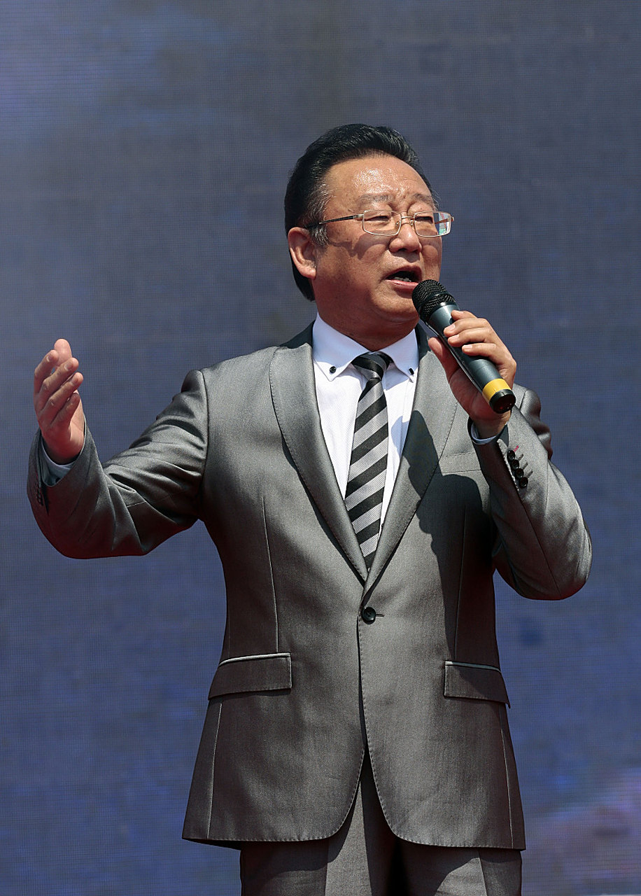 歌唱家蒋大为说,做一个名人,是为老百姓服务的,那些耍大牌的人,我真是