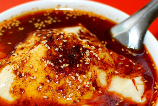 美食:一碗豆腐脑,能不能吃辣都是满满的红色,最后连汤也喝干净