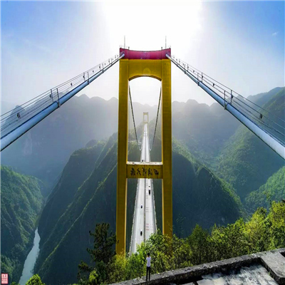 中国桥梁无数,有着很多让人震撼的工程,而我们来说说中国最高的两座