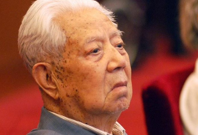 即使是周总理出面,邓力群为何还是不和高岗合作,早知高岗会出事