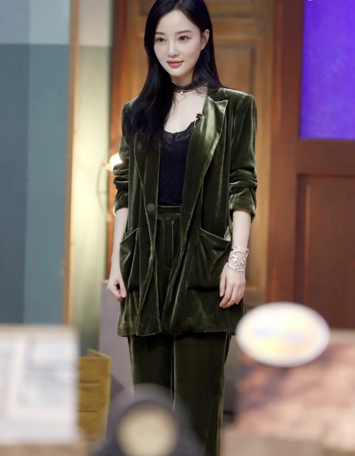 事业下滑对李小璐似乎没什么影响,一身丝绒西装出席活动状态极好
