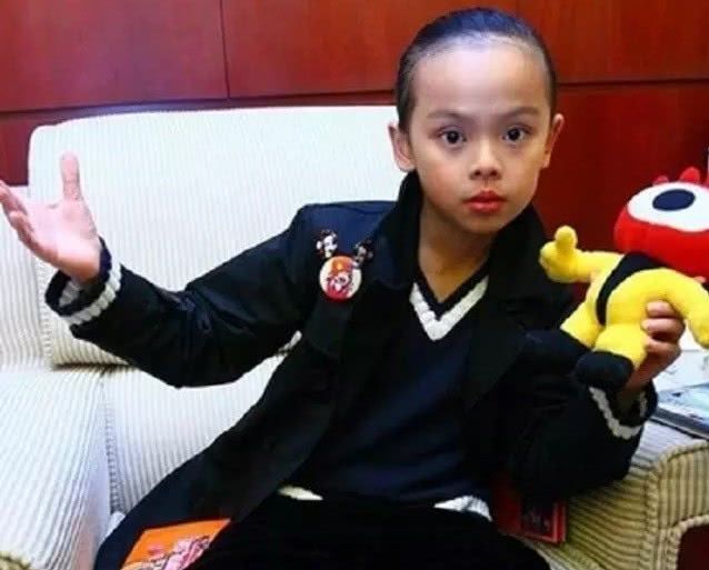 《长江7号》中的"蛋挞头"长大了,如今的她,竟逆袭成为女神!