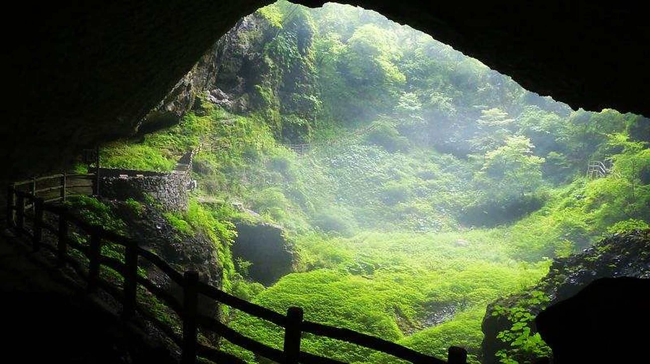 传说曾家山的天坑曾是仙女的洗浴之地,冬天去的时候,坑中尚有冰雪