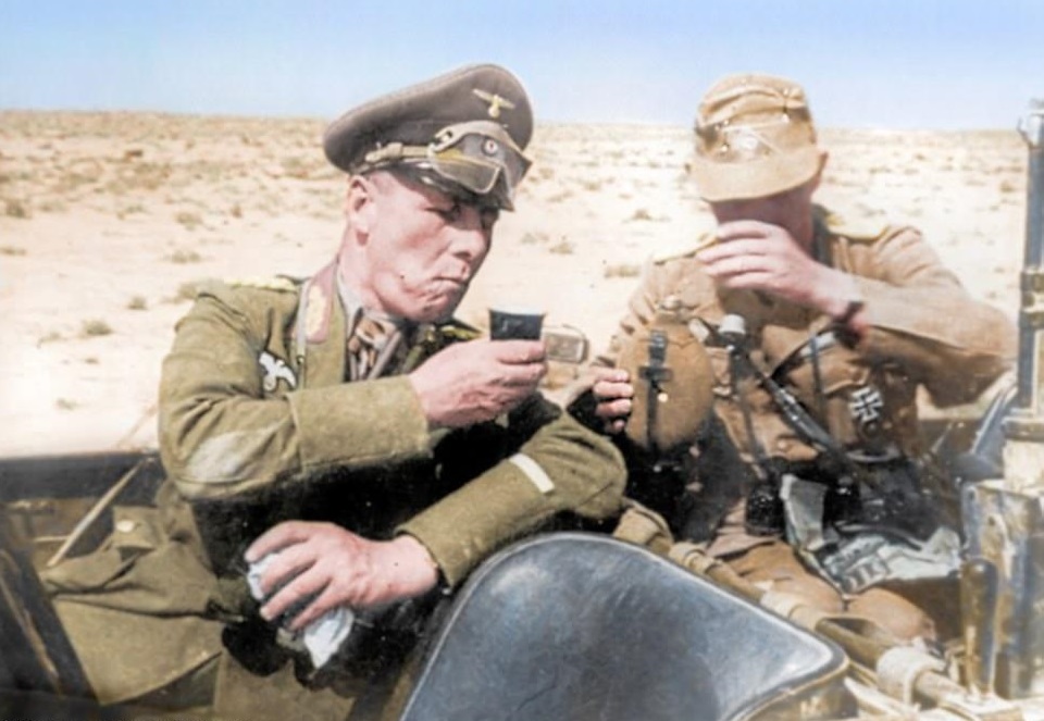 北非战场,"沙漠之狐"隆美尔和自己的警卫在一起喝水.