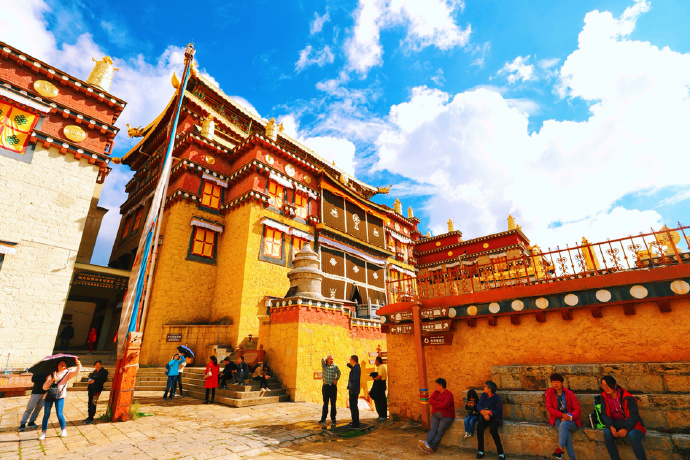 走进松赞林寺看一看,云南盛大的藏传佛教寺院.