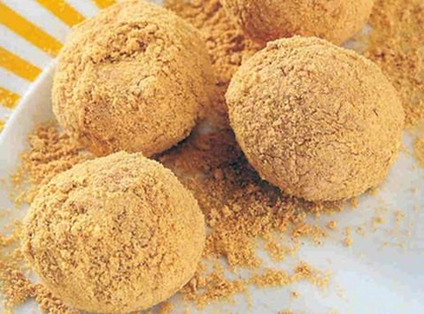 擂沙圆是清朝末年上海雷妪为了多些生意,将汤圆表面滚了干粉便于存放