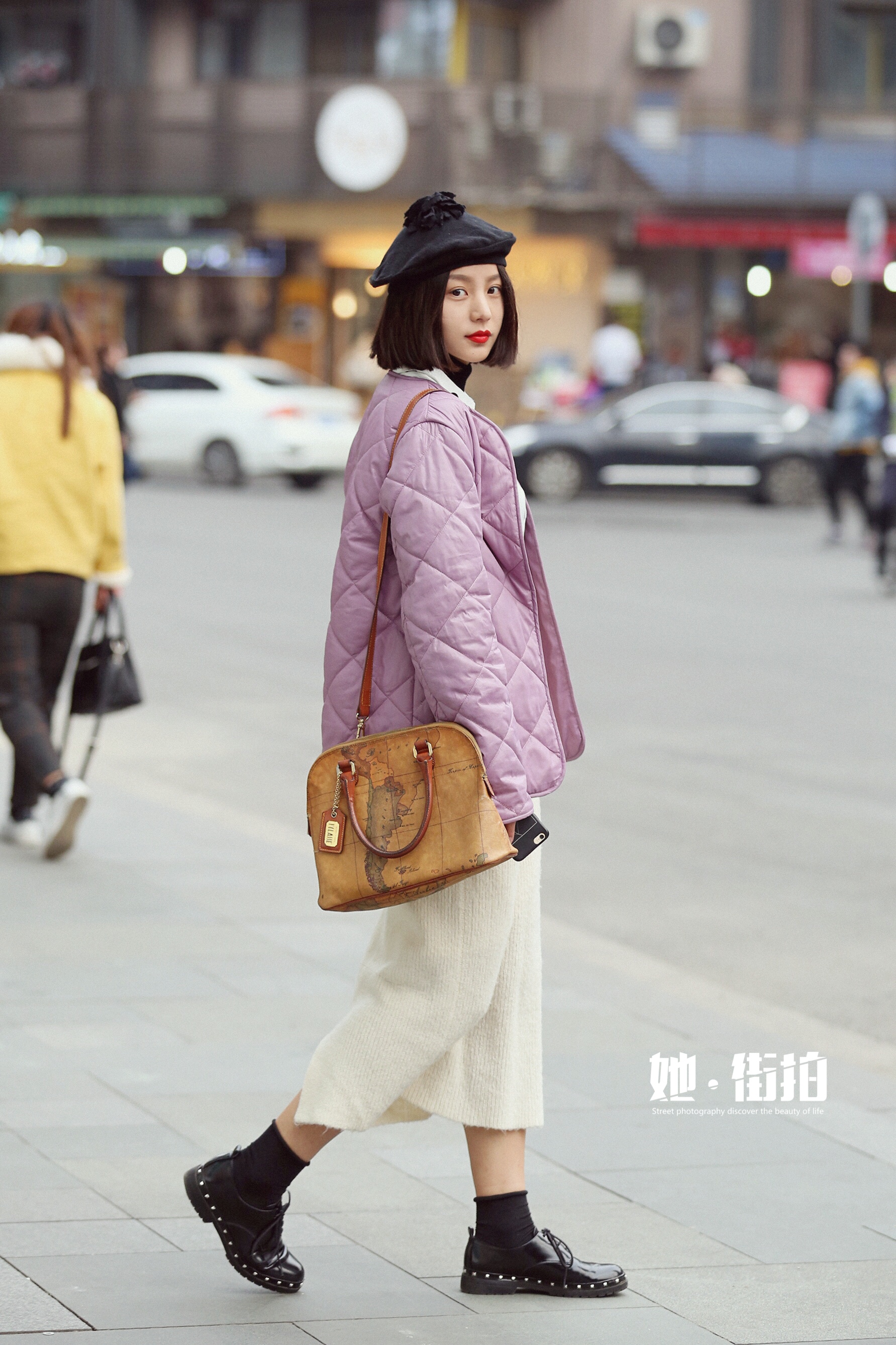 街拍成都:阔腿裤,大白腿,时髦外套,身材很匀称,既性感又时尚