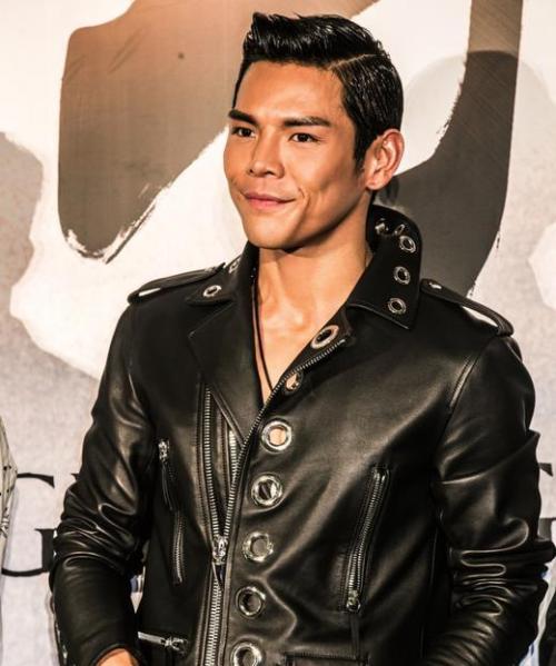 他是香港大佬之子又是李连杰爱徒,如今大半个娱乐圈都在为他工作