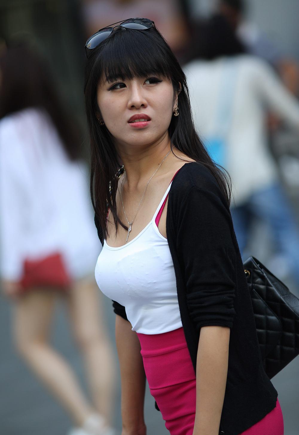 包臀裙少妇,身材正好颜值不缺,女人味十足