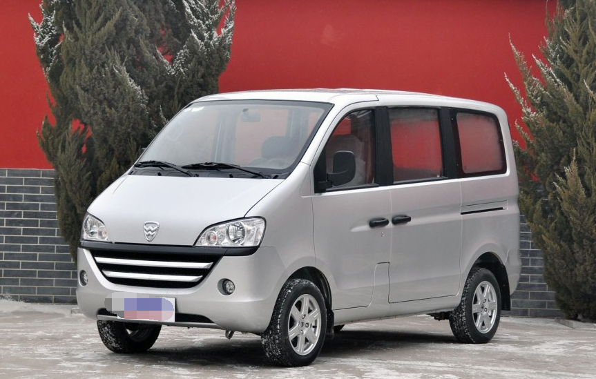 哈飞小霸王的外观比较潮流,看起来很上档次,内饰空间也很大