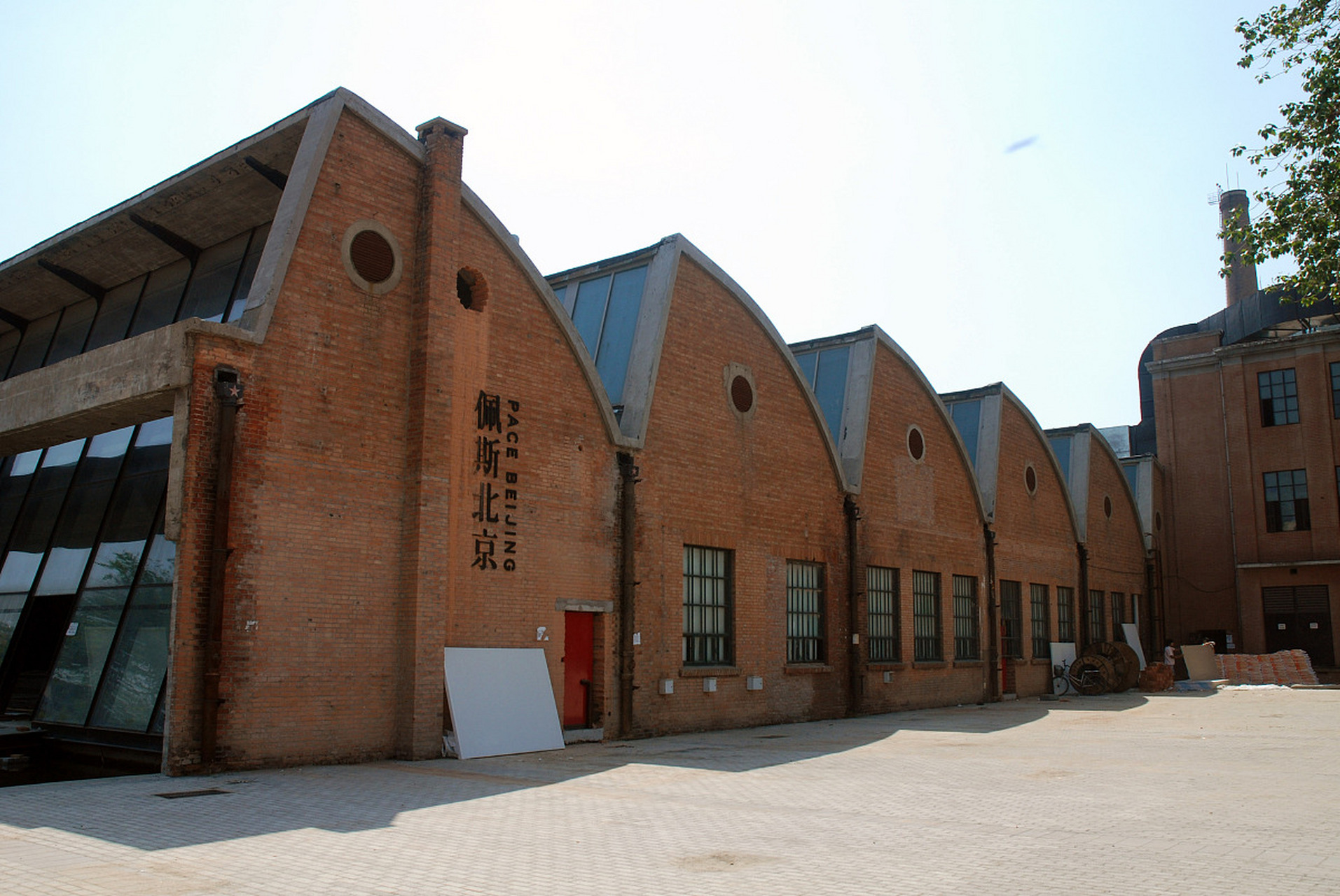 798艺术区:位于北京市朝阳区,是一个集艺术,文化,时尚于一体的区域.