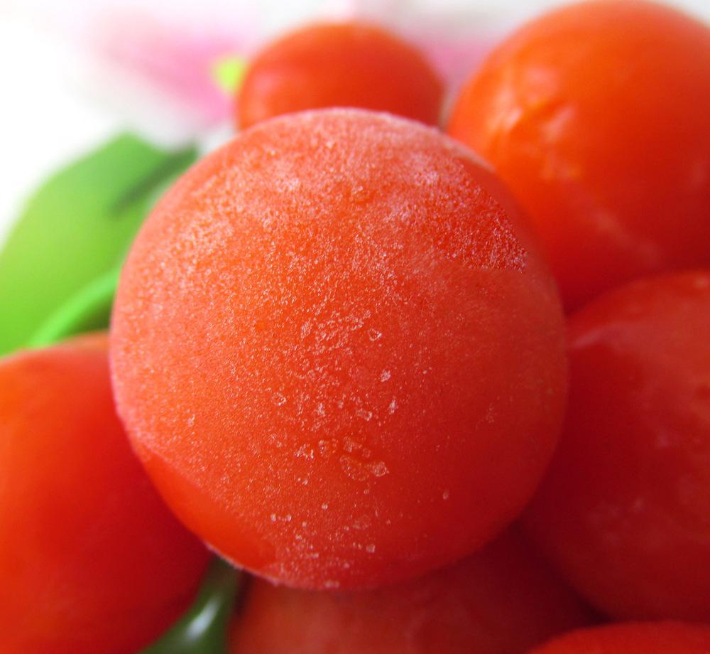 网红吃东北冻梨都过时了,小伙吃它一口一个,网友:这牙齿真刚