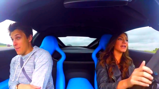 美女开跑车带男友飙车,看男友的反应就知道美女有多强悍了