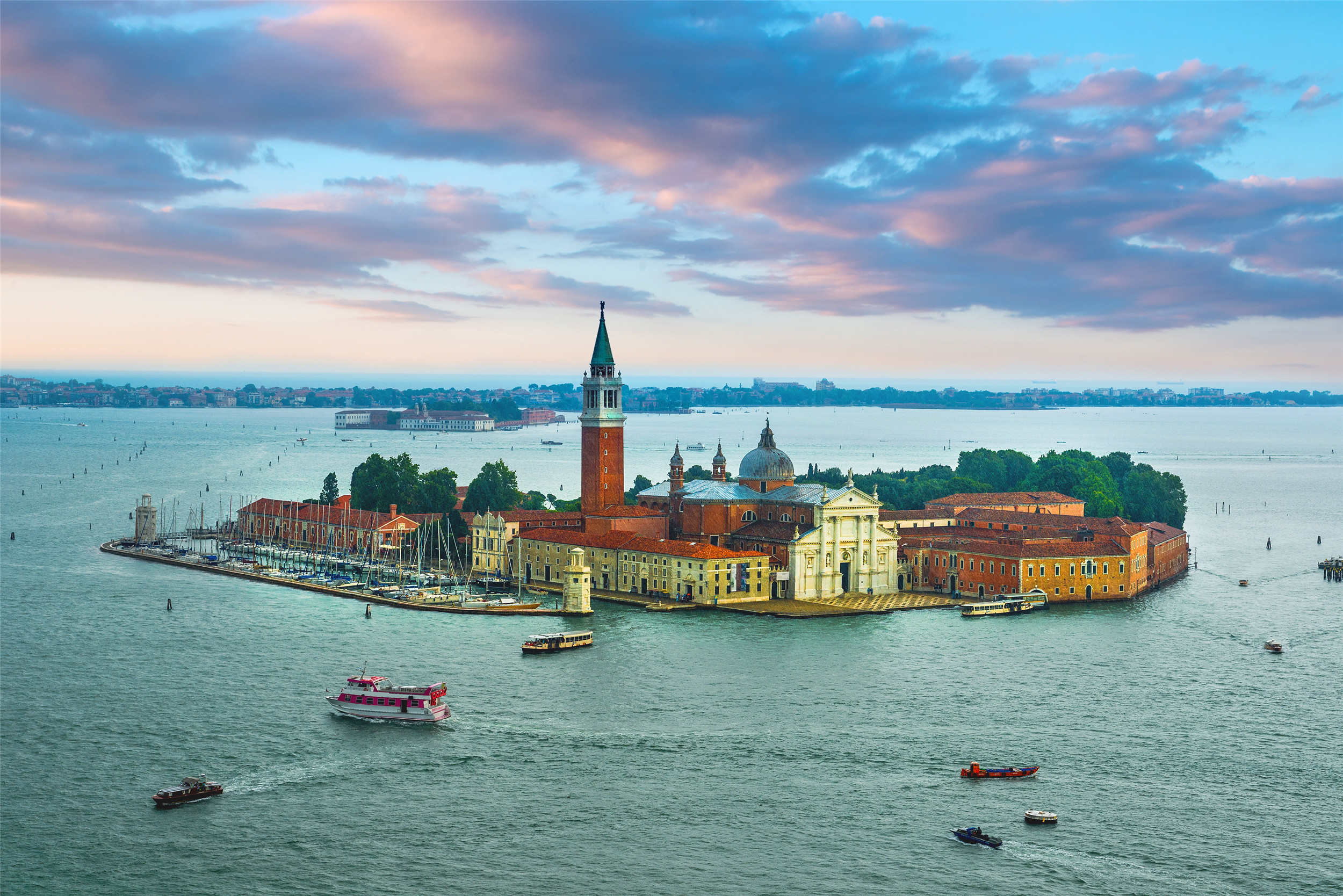 今日介绍六张美图:海边城市风光,十分漂亮,你想来玩吗?