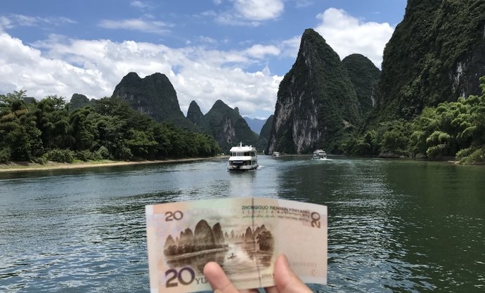 这里因新版20元人民币背景图案而闻名遐迩,风景如画,四季如春