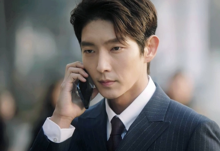 《王的男人》李准基近照曝光,下巴太廋成锥子,网友:欧巴好帅!