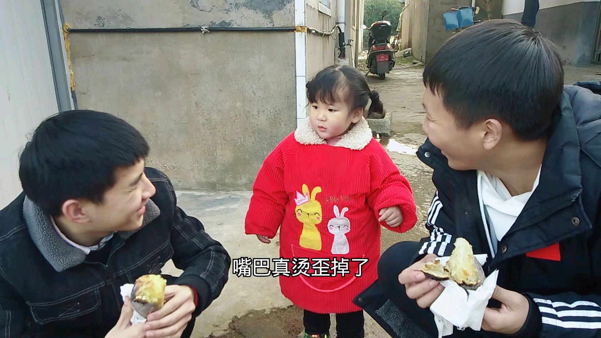 2岁宝宝看见哥哥吃烤红薯,馋得口水直流两眼放光,吃饱拍屁股就走