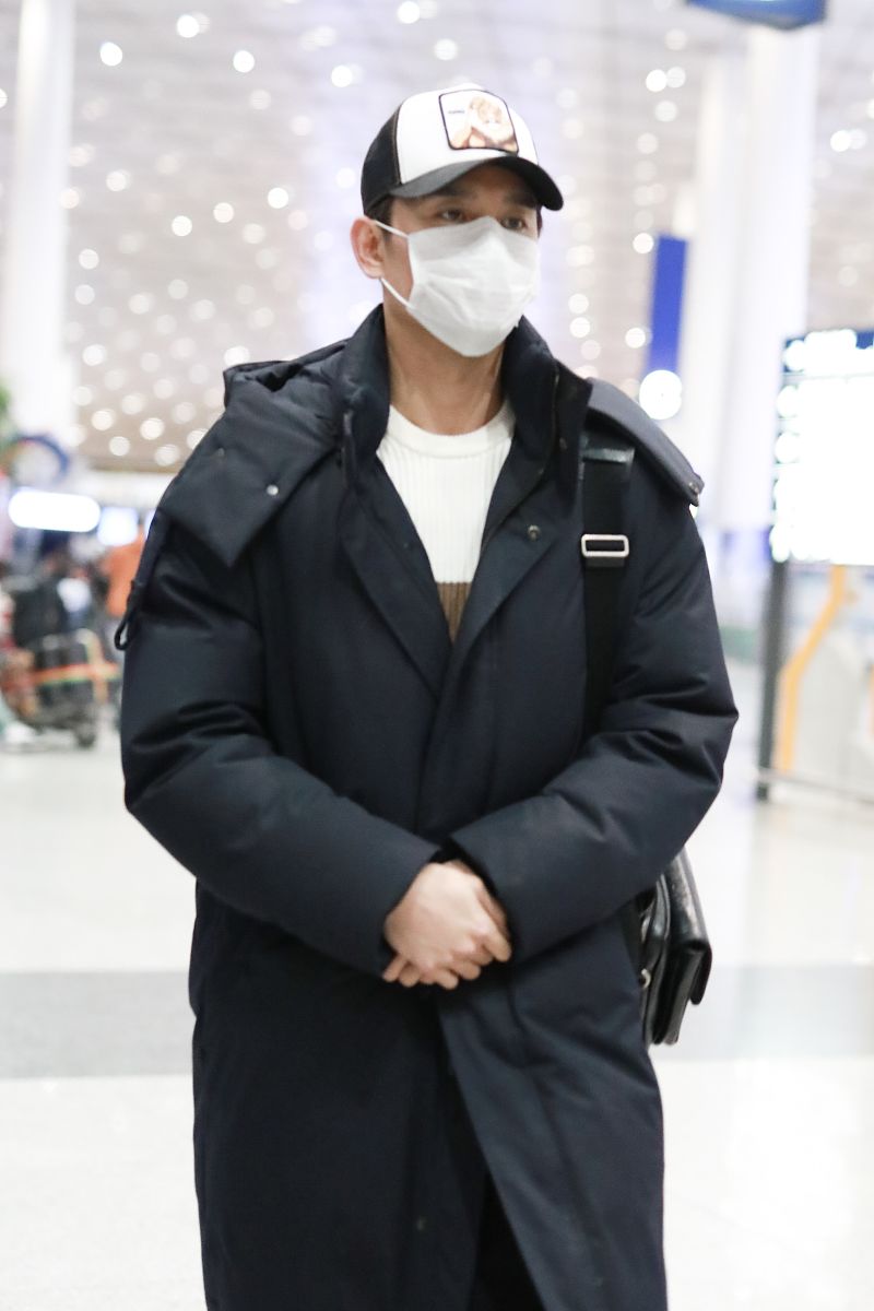 王凯街拍:羽绒服羊羔毛休闲裤小白鞋 温暖十足