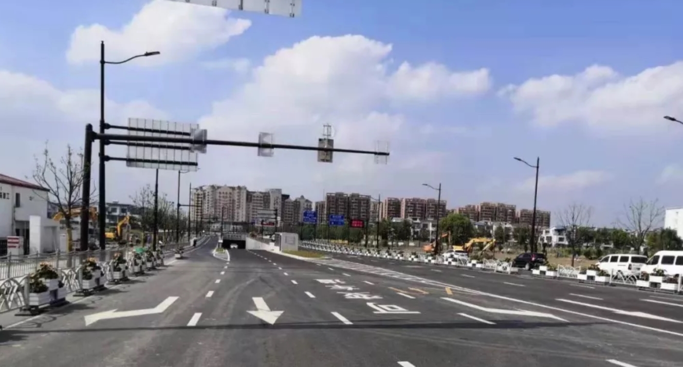 上海市诸光路二期地面道路通车:从青浦区通向闵行区的交通不便处