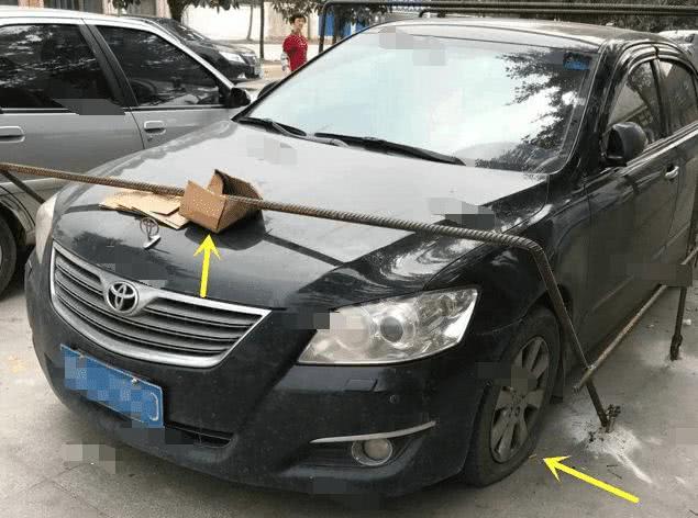 让你乱停车,路人焊专属车库,车主回来一看:帮帮我吧