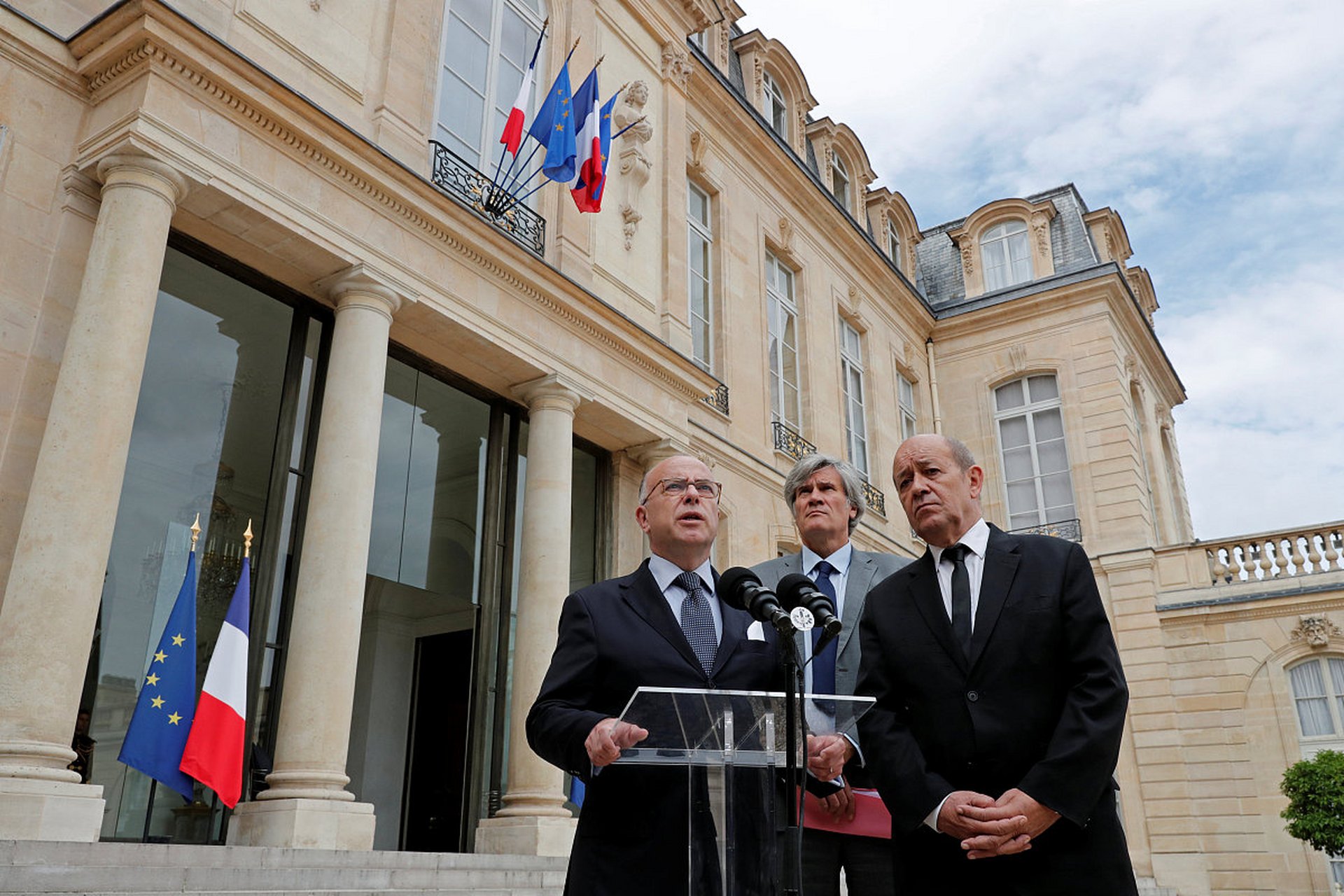 法国外交部24日召见中国驻法大使卢沙野,就其在一次采访中对克里米亚