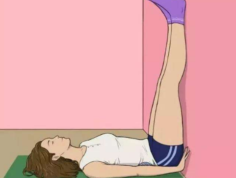 每天睡觉前坚持靠墙抬腿,一段时间后,这3个好处会找上你