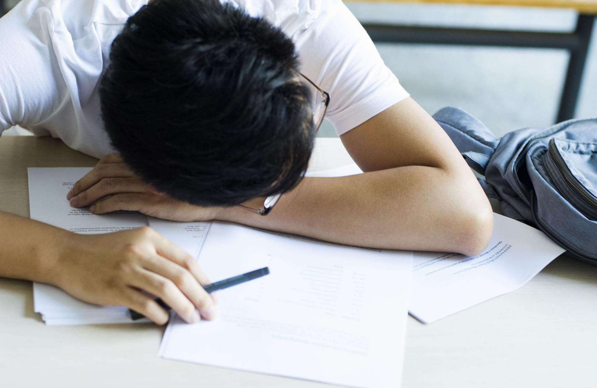 "为什么你能睡觉,孩子还在写作业",大量的作业究竟是好是坏