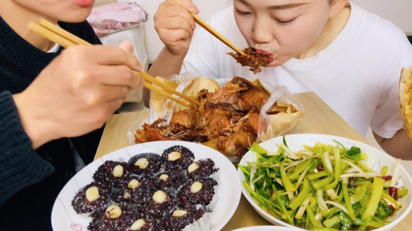 在街上买大唐醉仙鸭,一只23块钱买了两只,肥而不腻,满屋飘香