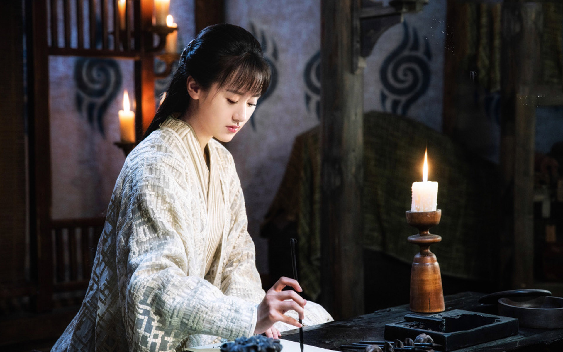 天下三痴之一的花痴陆晨迦,来自月轮国,久居西陵桃山,其修为也已是知