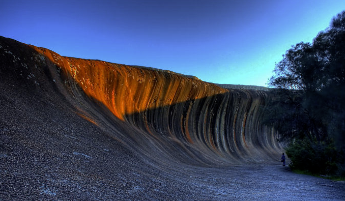 世界最坚硬的"海浪",25亿年仍旧屹立不倒,吸引15万游客前往