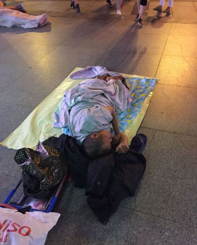 午夜时分,睡在郑州火车站广场的人,生存不易!