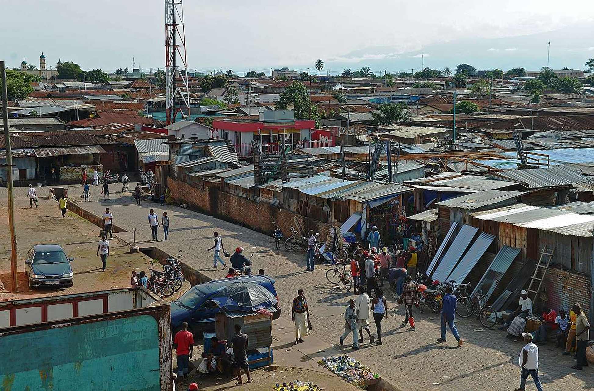 尼日尔共和国,是个内陆国,首都尼亚美.