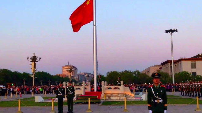 21天安门广场降国旗,气势磅礴,收旗的动作太帅了