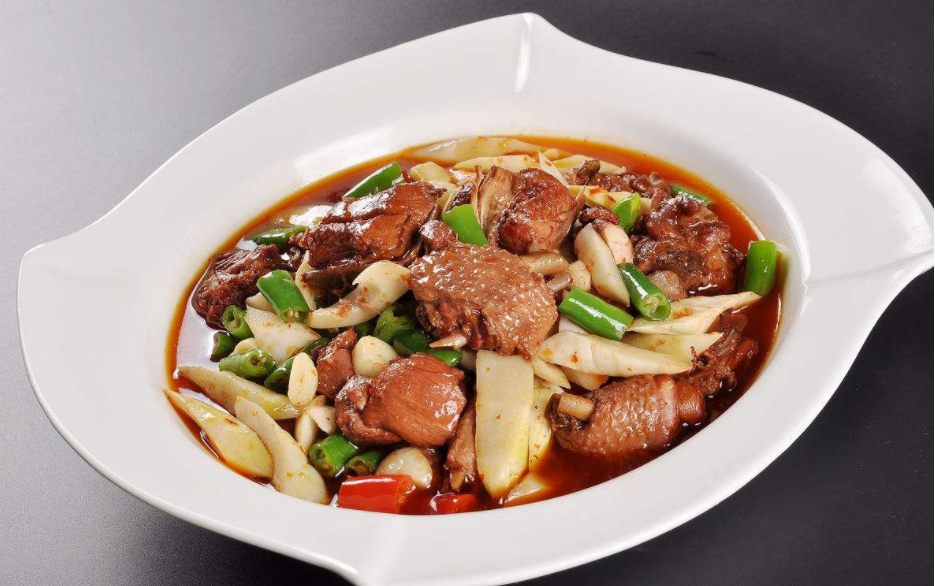 笋干烧鸡是非常的好吃,这样让这道非常的美味!