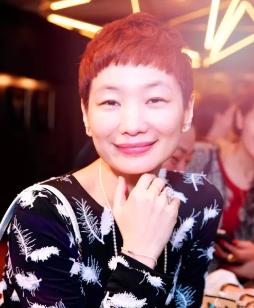 49岁elle主编晓雪双胞胎偷拍照片被曝光?洪晃辟谣孩子爹是前男友