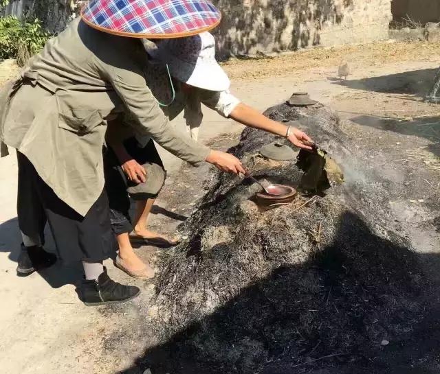 实拍梅州人炙娘酒!浓浓的家乡味道