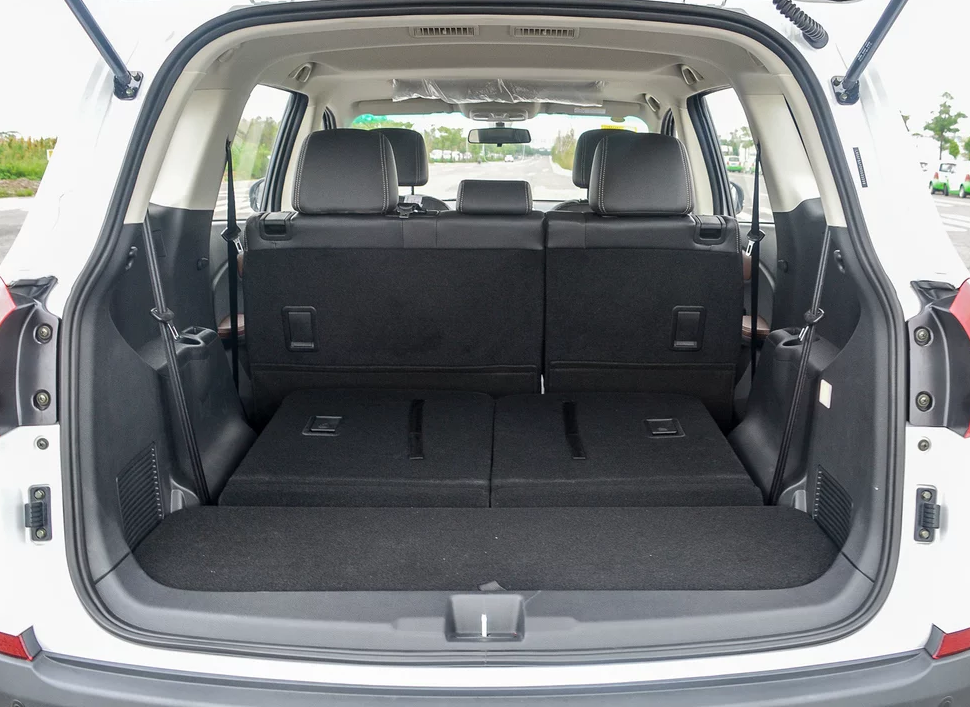 后备箱家用完全没问题,我车上钓具和露营的东西都没从车里拿下来过,储