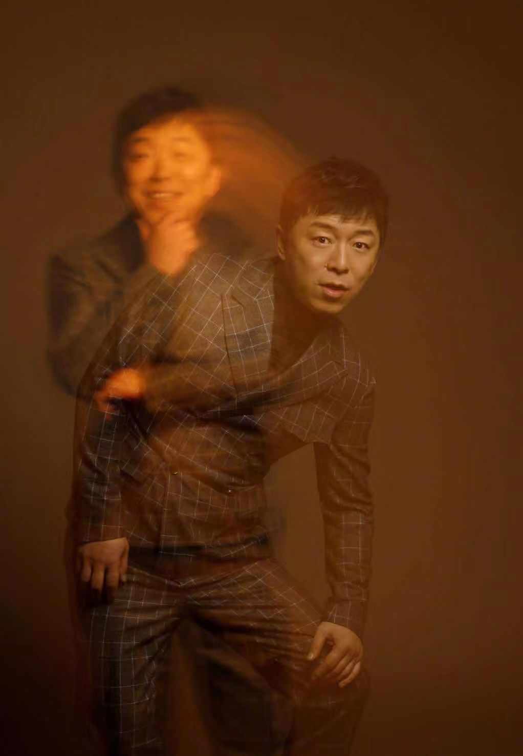 黄渤一家四口出游,影帝柔情的一面,画面太美令人羡慕