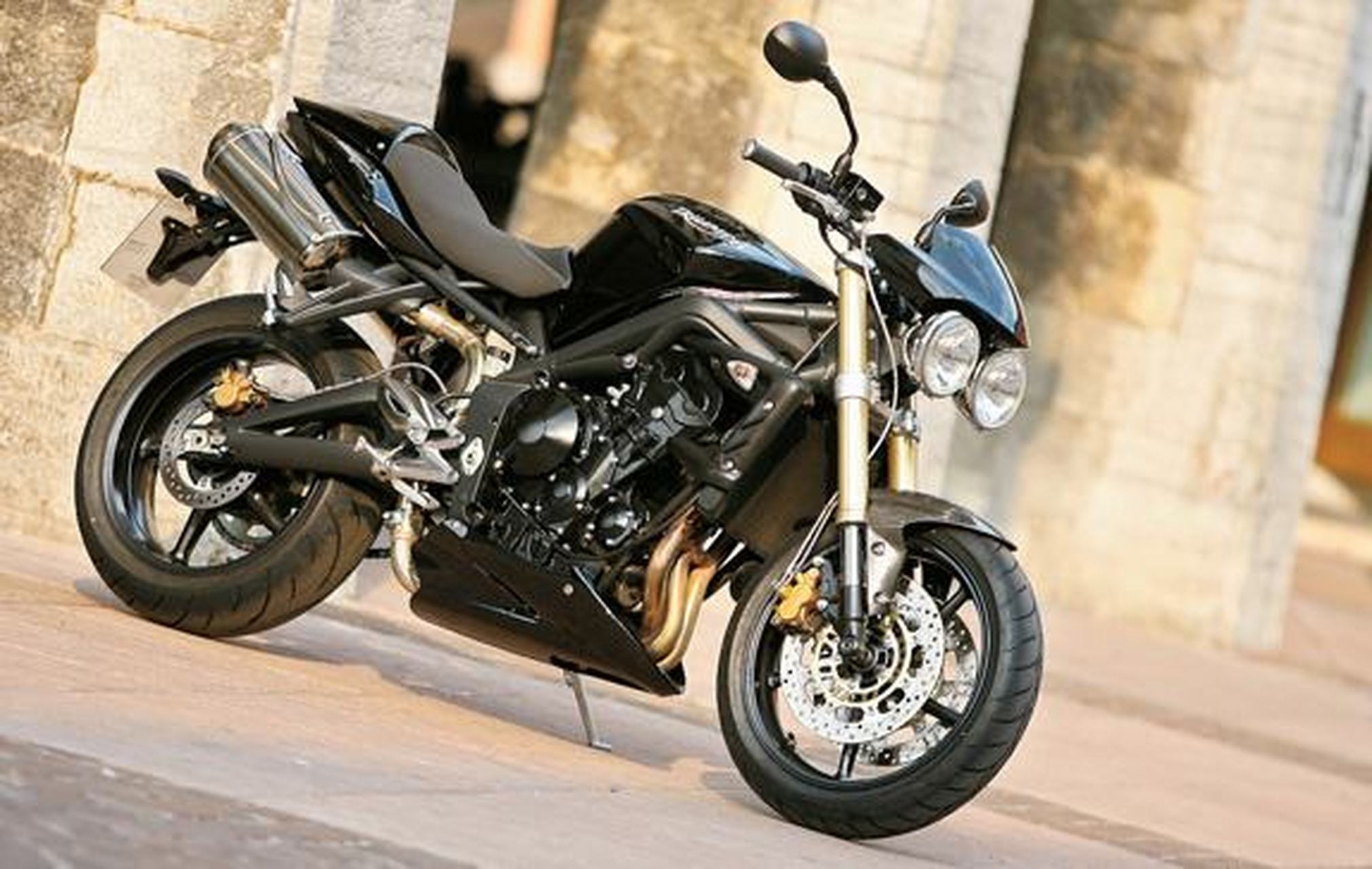 英国凯旋675,三缸独具风色.