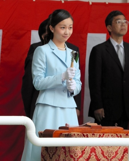 日本佳子公主遇到真子公主,两人同穿套装,网友:不愧是门面担当