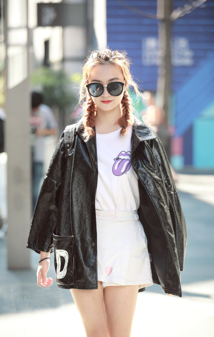 这个小姐姐看上去很高挑呀,时尚的鸭舌帽,搭配小吊带,时尚又性感!